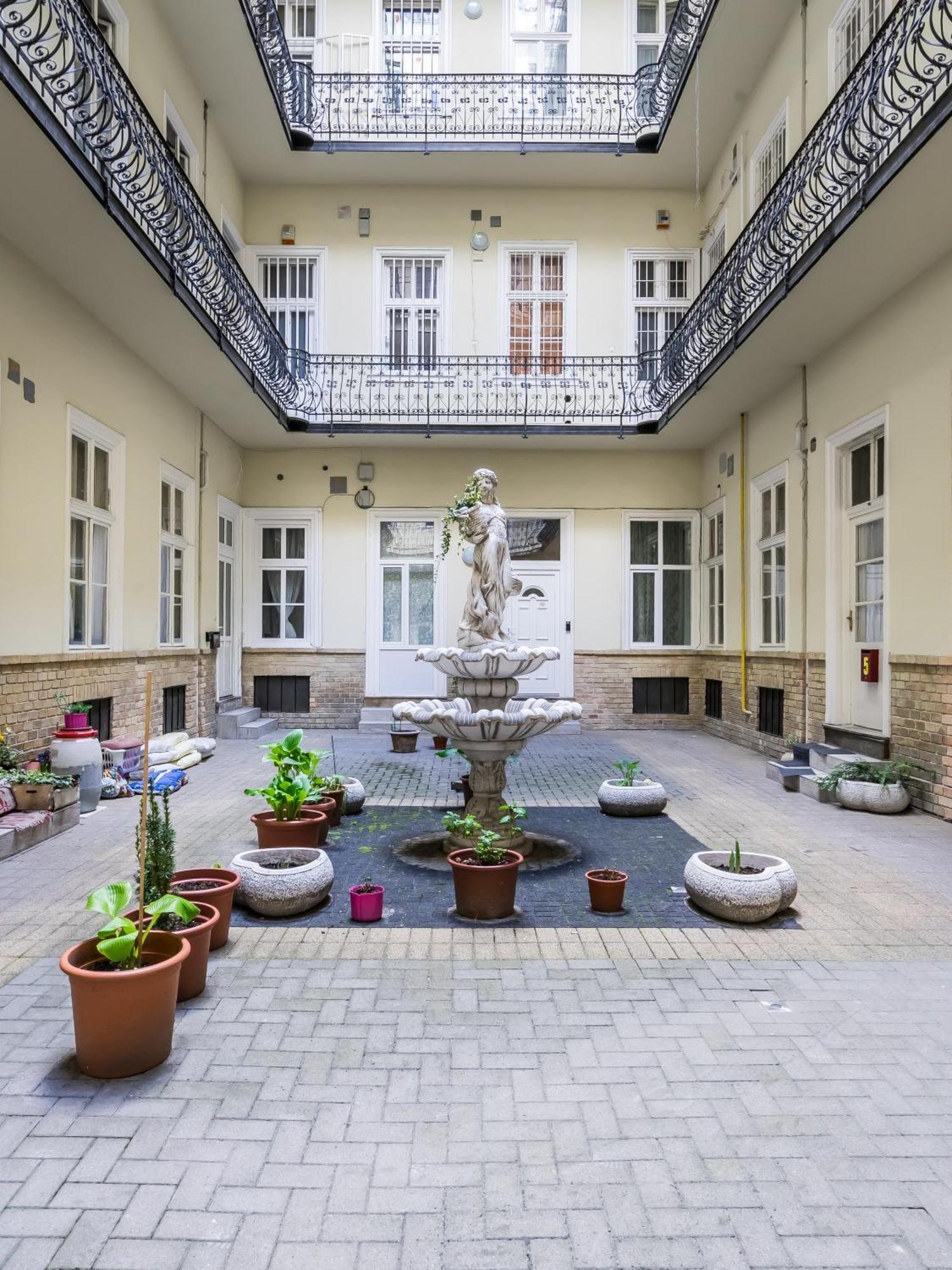 Cozy 2 Bedroom 2 Bathroom Apartment In The City Centre Budapest Kültér fotó